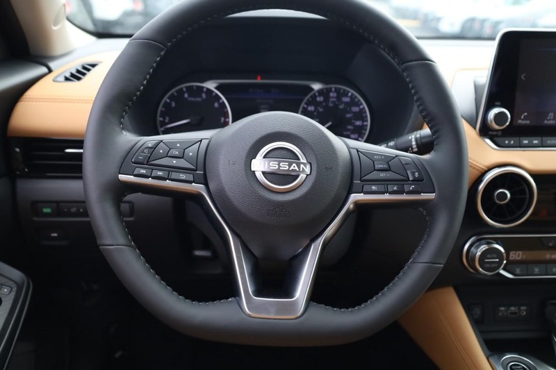 Nissan Sentra Vehicle Image 11