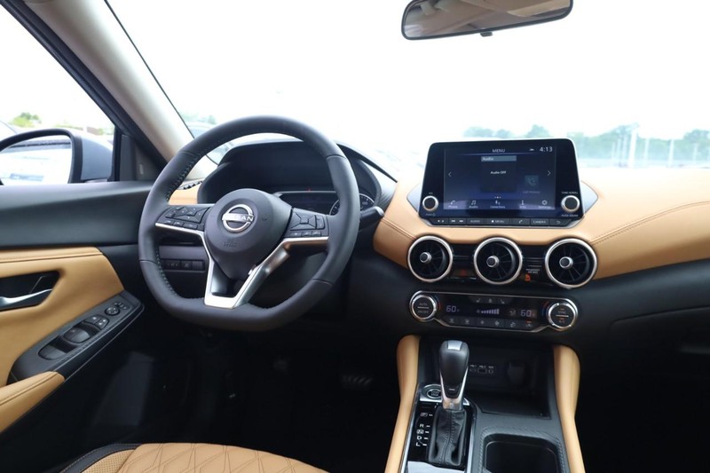 Nissan Sentra Vehicle Image 14