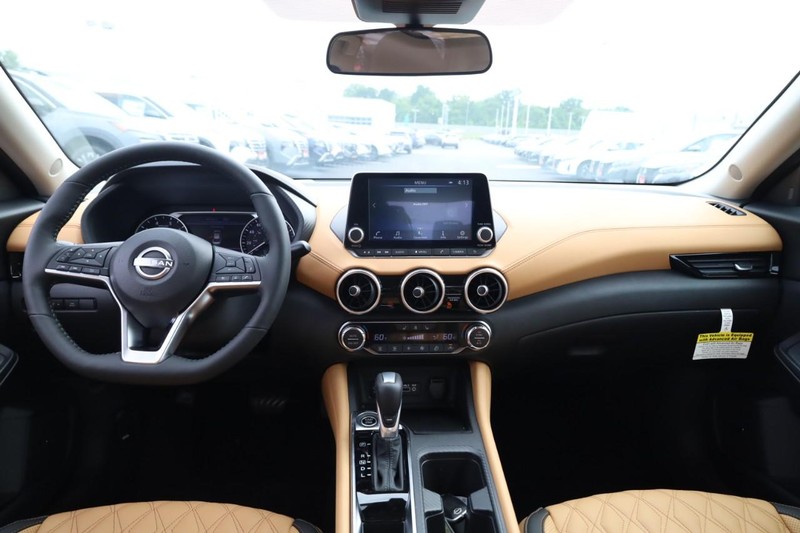 Nissan Sentra Vehicle Image 16