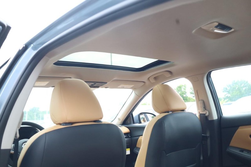 Nissan Sentra Vehicle Image 24