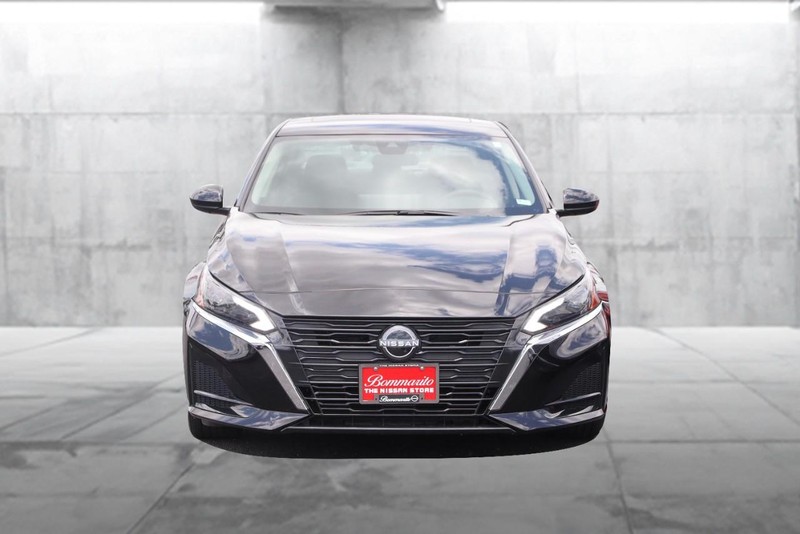Nissan Altima Vehicle Image 04