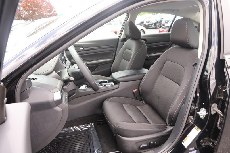 Nissan Altima Vehicle Image 09