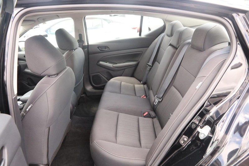 Nissan Altima Vehicle Image 10