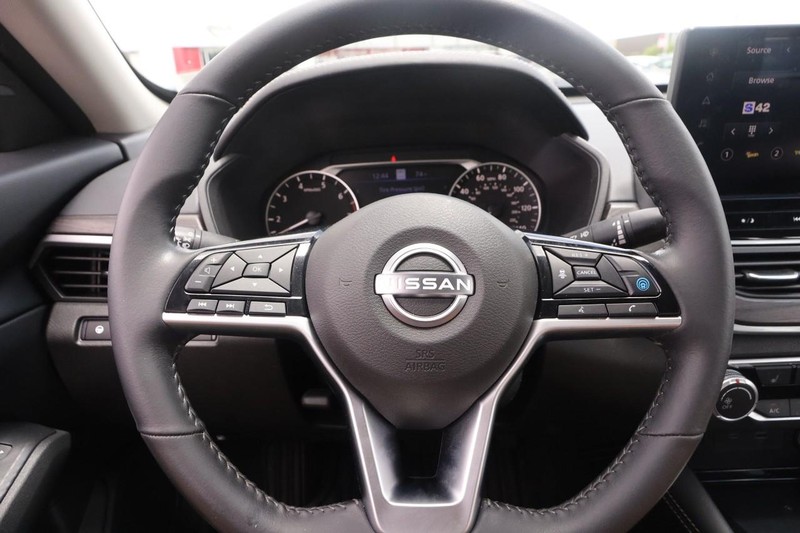 Nissan Altima Vehicle Image 11