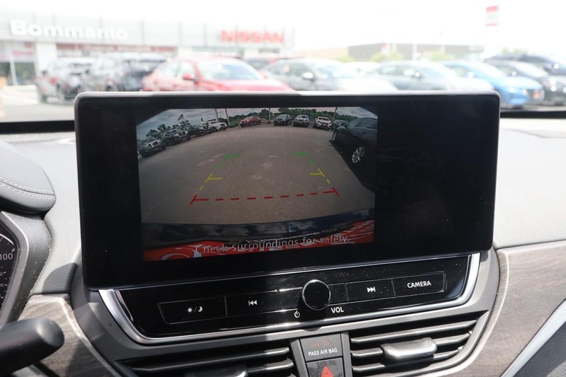 Nissan Altima Vehicle Image 17
