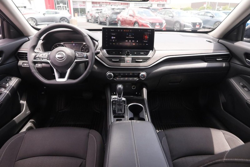 Nissan Altima Vehicle Image 20