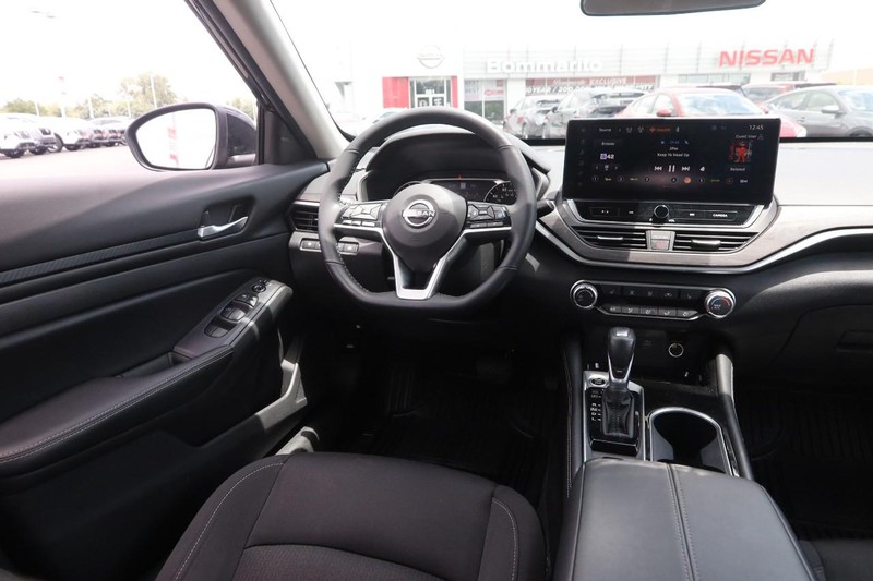 Nissan Altima Vehicle Image 21