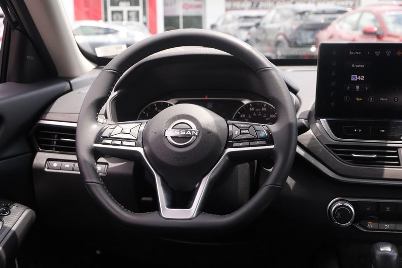 Nissan Altima Vehicle Image 22