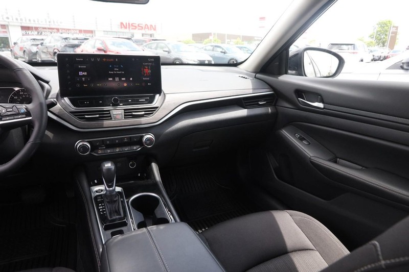 Nissan Altima Vehicle Image 23