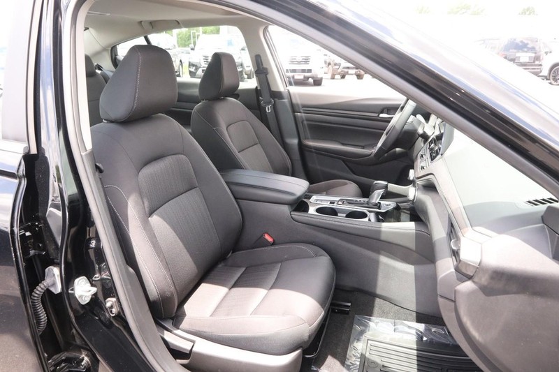 Nissan Altima Vehicle Image 24