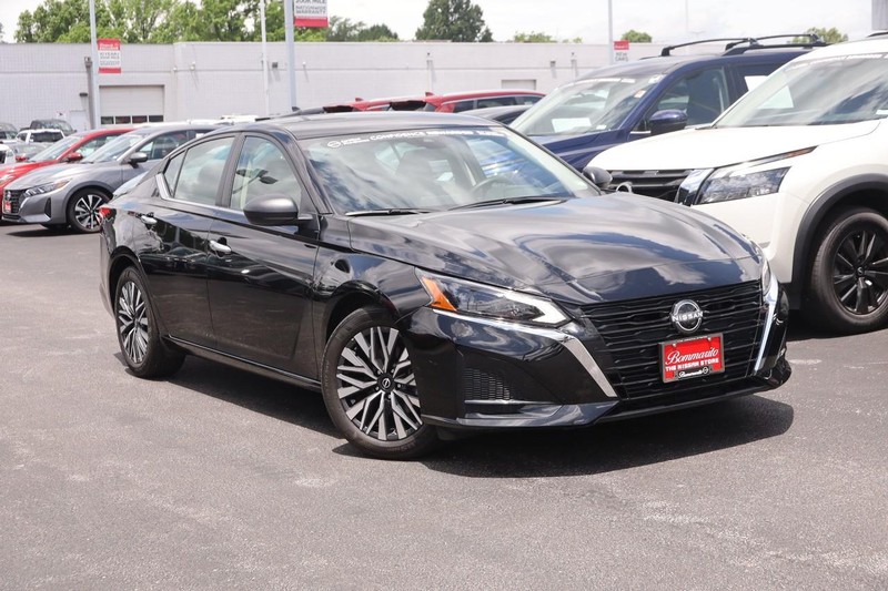 Nissan Altima Vehicle Image 02