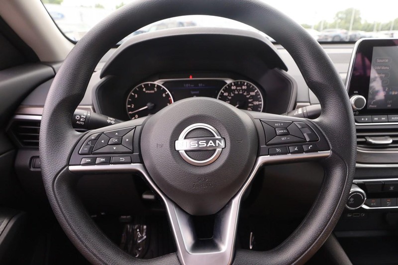 Nissan Altima Vehicle Image 08