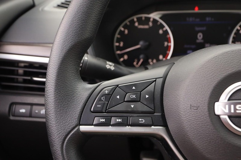 Nissan Altima Vehicle Image 09