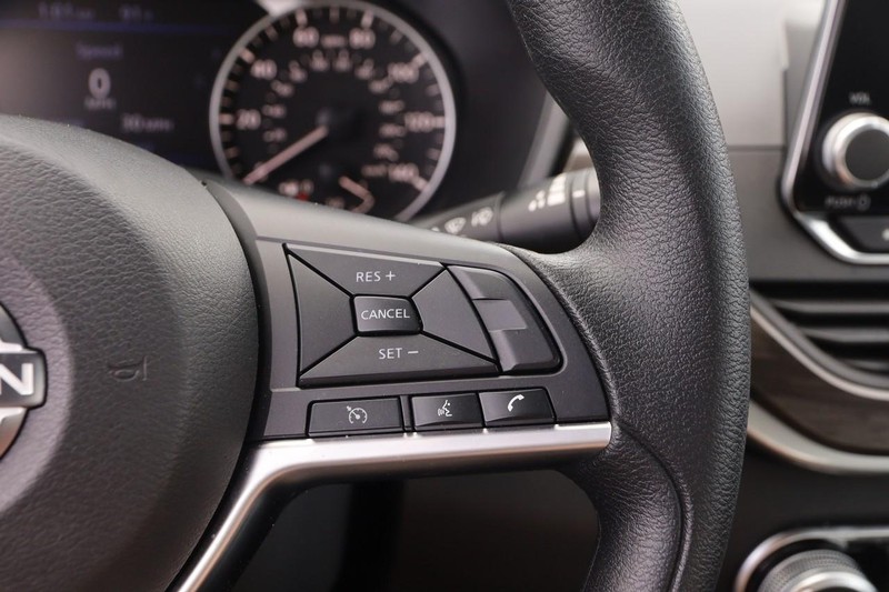 Nissan Altima Vehicle Image 10