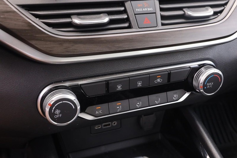 Nissan Altima Vehicle Image 14