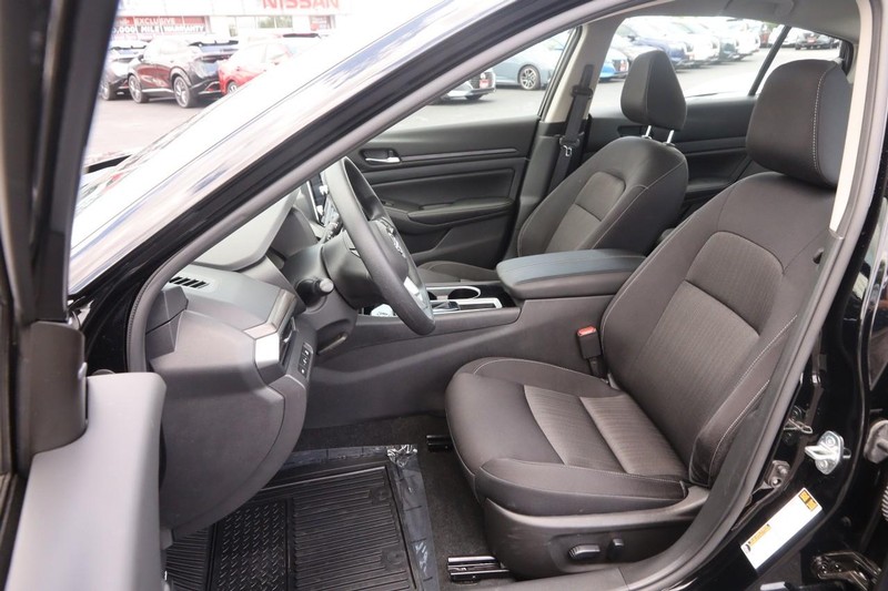 Nissan Altima Vehicle Image 17
