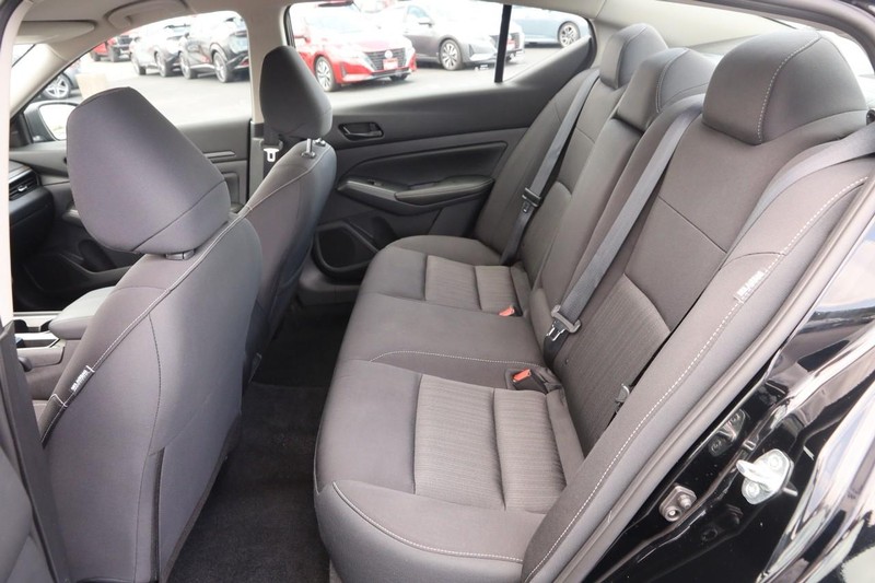 Nissan Altima Vehicle Image 18