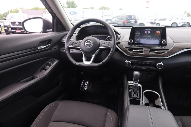 Nissan Altima Vehicle Image 20