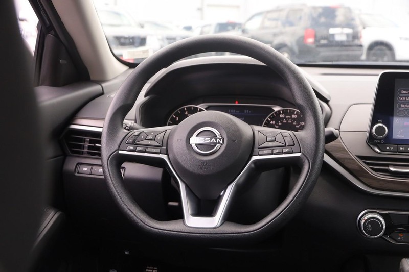 Nissan Altima Vehicle Image 21