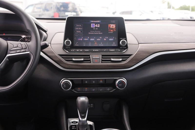 Nissan Altima Vehicle Image 22