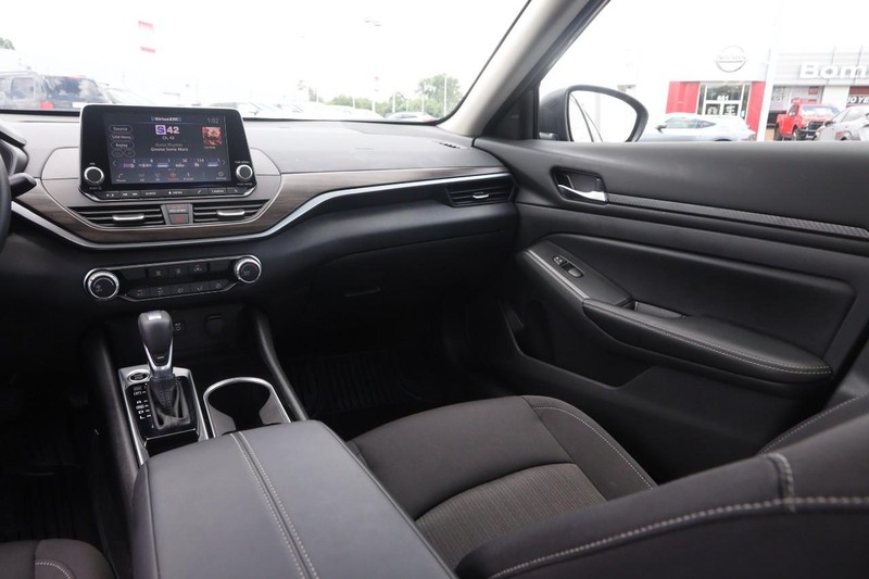 Nissan Altima Vehicle Image 23