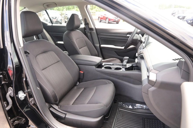 Nissan Altima Vehicle Image 24