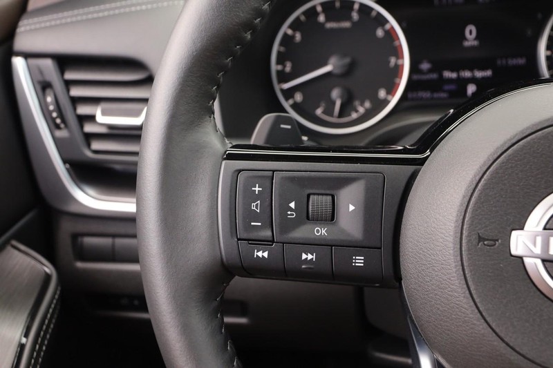 Nissan Rogue Vehicle Image 11