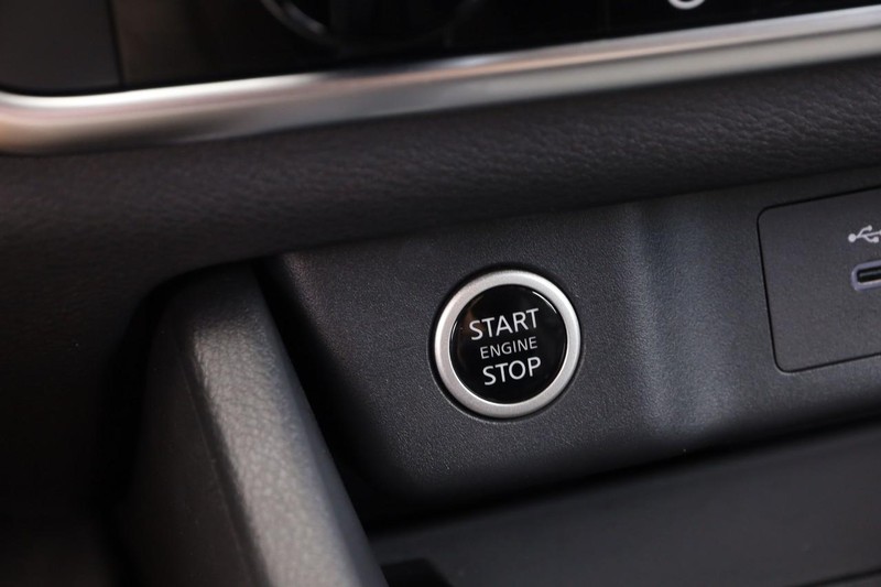 Nissan Rogue Vehicle Image 14