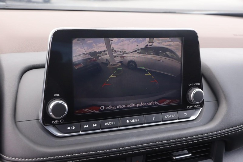 Nissan Rogue Vehicle Image 16