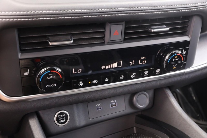 Nissan Rogue Vehicle Image 17