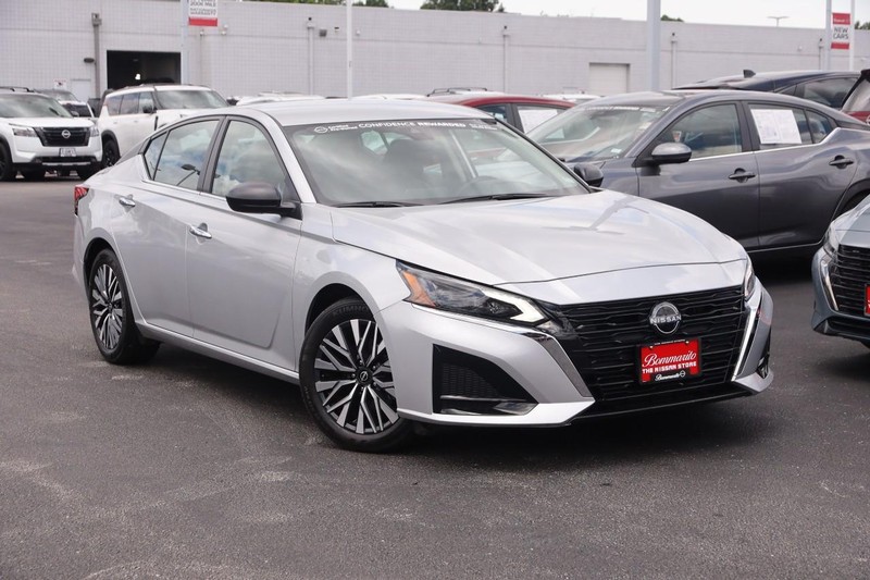 Nissan Altima Vehicle Image 02