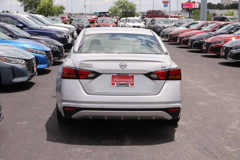 Nissan Altima Vehicle Image 06