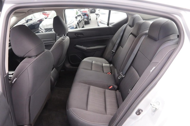 Nissan Altima Vehicle Image 09