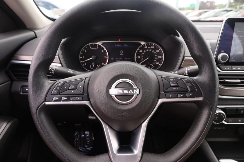Nissan Altima Vehicle Image 10