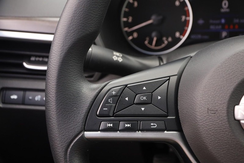 Nissan Altima Vehicle Image 11