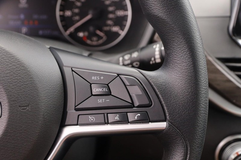 Nissan Altima Vehicle Image 12