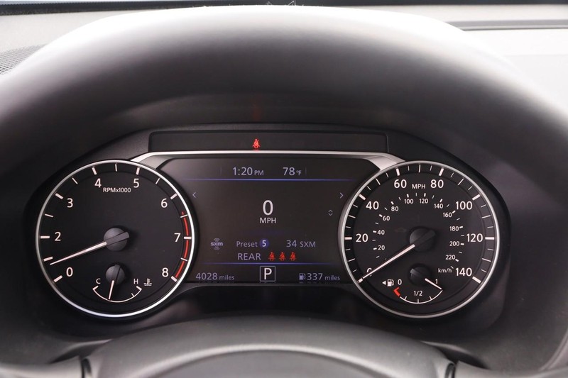 Nissan Altima Vehicle Image 13