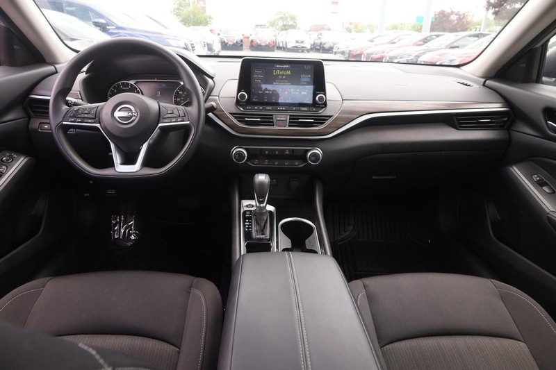 Nissan Altima Vehicle Image 19