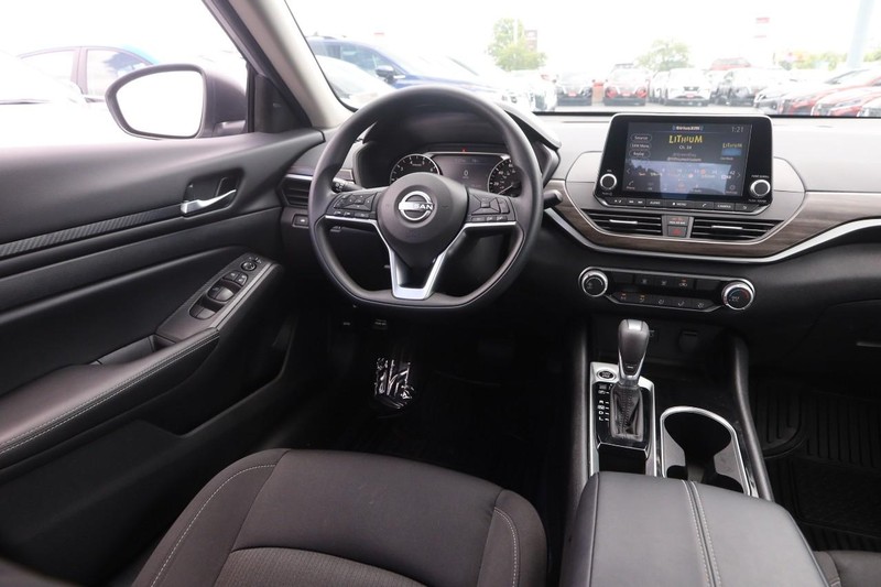 Nissan Altima Vehicle Image 20