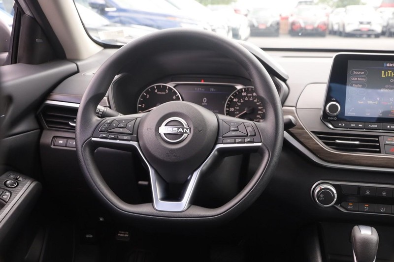 Nissan Altima Vehicle Image 21