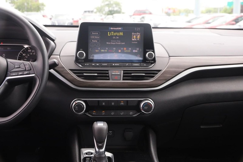 Nissan Altima Vehicle Image 22