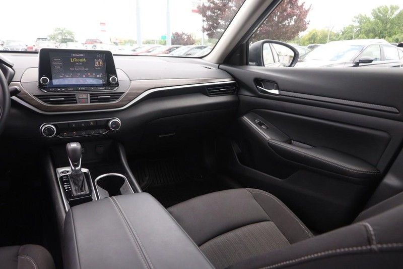 Nissan Altima Vehicle Image 23