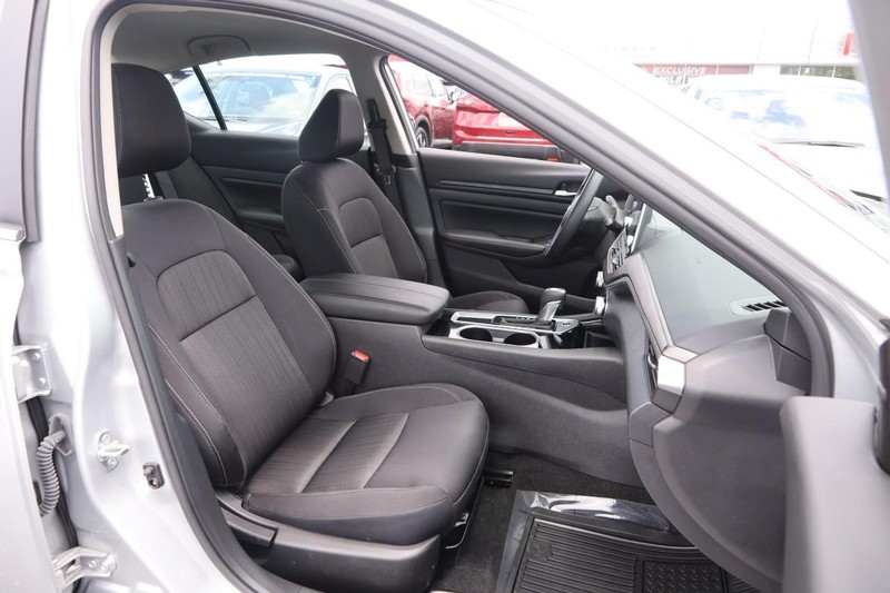 Nissan Altima Vehicle Image 24