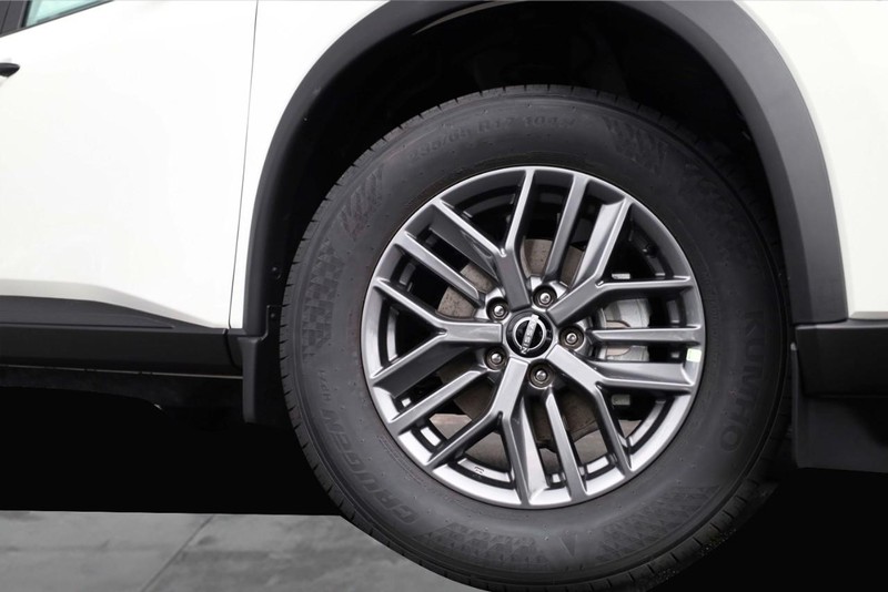 Nissan Rogue Vehicle Image 03