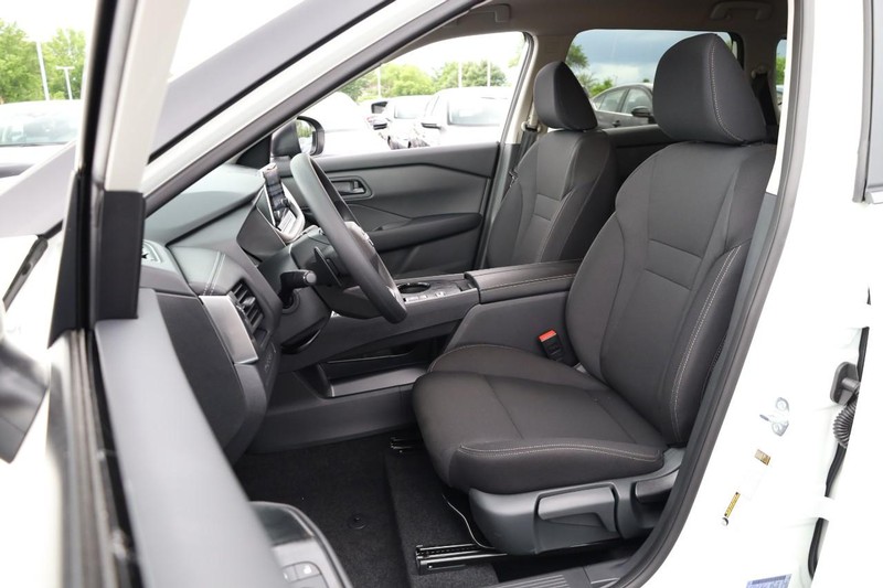 Nissan Rogue Vehicle Image 10