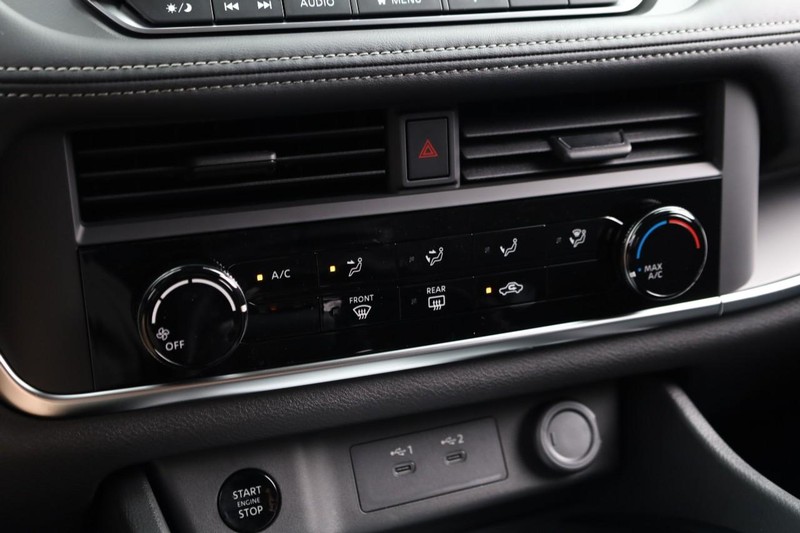 Nissan Rogue Vehicle Image 15