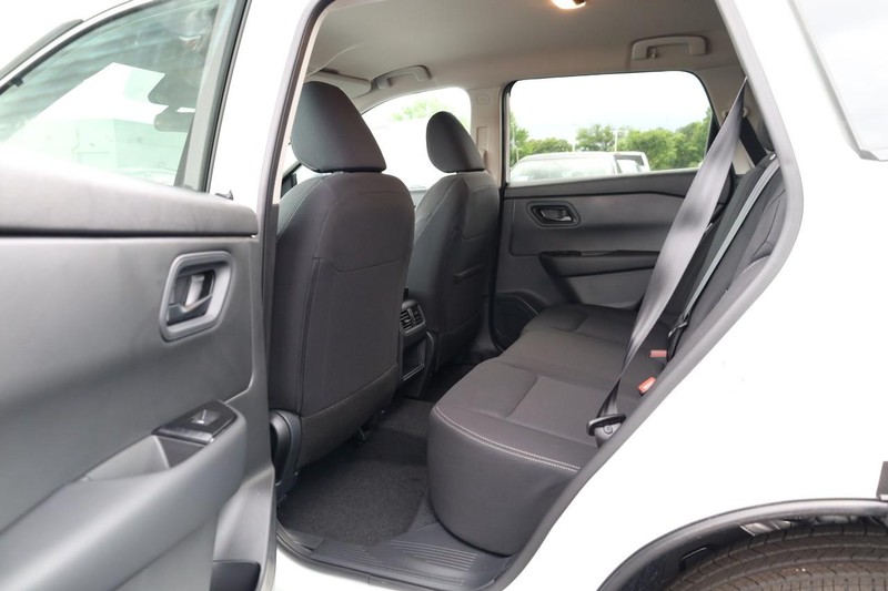 Nissan Rogue Vehicle Image 22