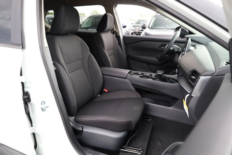 Nissan Rogue Vehicle Image 25