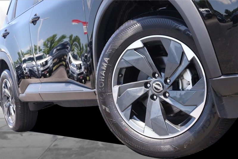 Nissan Rogue Vehicle Image 03