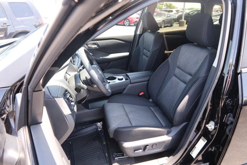Nissan Rogue Vehicle Image 09